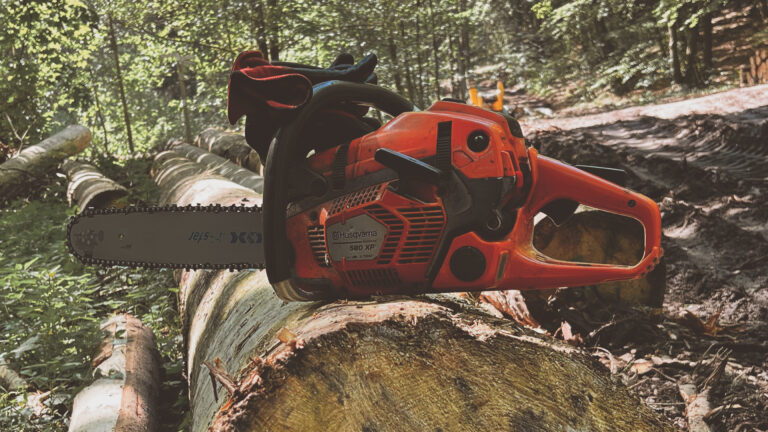 MOTORSÄGE – WARTUNG UND INSTANDHALTUNG FÜR SICHERES ARBEITEN.